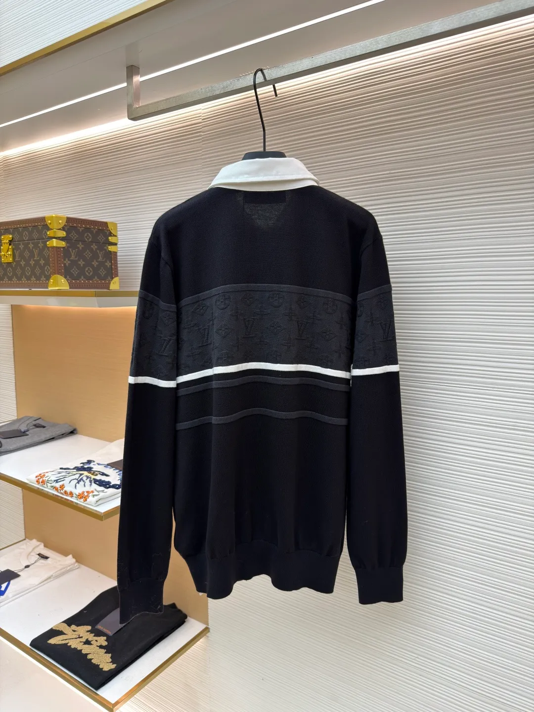 LOUIS VUITTON Jacquard long-sleeved polo shirt ●Original version: Purchased and developed for 13400 ●Item number: 1681522-B00 ●Fabric: combed cotton gauze fabric ●Technology: Jacquard production ●Color: black ●Version: Fitted version ●Weight: about 440 grams ●Size: S-M-L-XL ●Description: Soft and elastic to the touch, with excellent warmth retention and breathability. The classic lapel design fits the curve of the neck and is comfortable to wear. The knitted texture on the surface of the clothes is fine and even, showing a deep black tone, simple and elegant. The brand logo on the chest adopts precise embroidery technology, with delicate details and strong three-dimensional effect. Tailored fit to fit your body shape, showing an elegant and capable style. The ribbed design on the cuffs and hem not only increases wearing comfort, but also effectively prevents cold wind from intruding. Every stitch and thread is strictly controlled to ensure the durability and sophistication of the polo shirt. Whether it is a daily outing or a casual party, this Polo shirt can be easily worn and is an indispensable fashion item in the wardrobe. The overall wiring is straight and delicate, the fabric is comfortable and soft, and the color is consistent without color difference. It can be matched with the same style to create a fashionable look and control various occasions. Customized accessories, complete with three standards, same style for men and women!